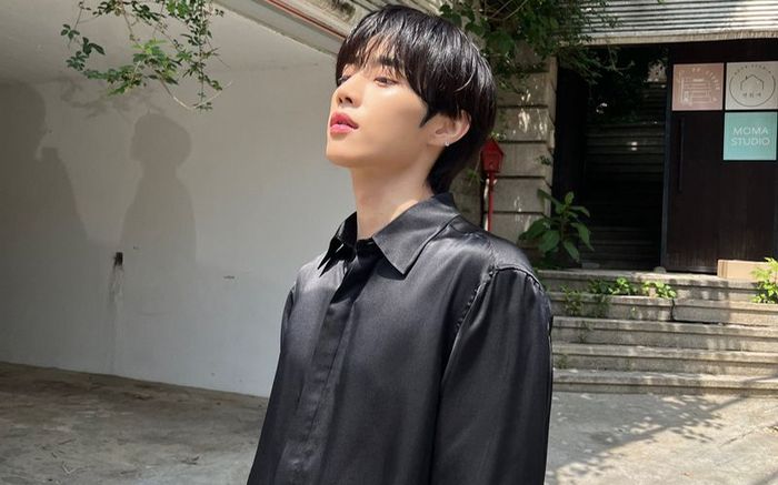 Fan cuồng trốn trong cầu thang thoát hiểm, tấn công một nam ca sĩ