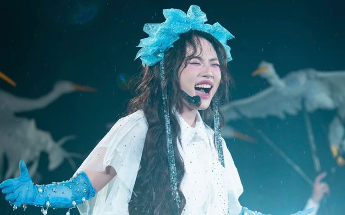 Phương Mỹ Chi 'quên bài' khi biểu diễn trước gần 10.000 khán giả