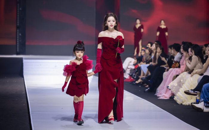 Quỳnh Kool khoe 'con gái' trên sàn catwalk