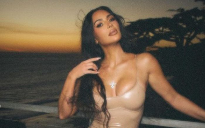 Kim Kardashian 'ăn cắp' phong cách gợi cảm từ vợ mới của chồng cũ?