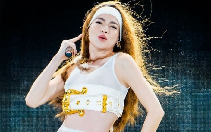 Khán giả nói về sự cố lộ vòng một của Hồ Ngọc Hà trên sân khấu