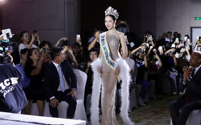 Thanh Thủy mặc váy xuyên thấu khoe dáng sau đăng quang quốc tế