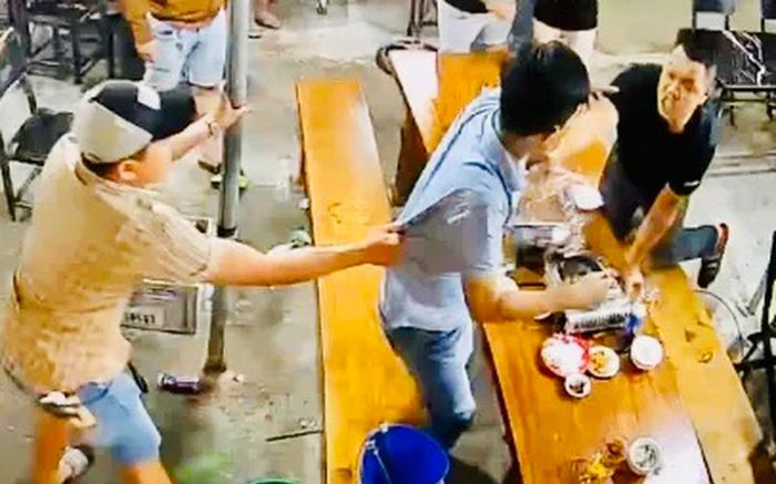 Vợ xin số bạn cũ, chồng ghen tuông đâm chết người tại quán nhậu
