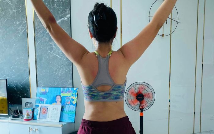 Võ Hạ Trâm khoe cơ bụng săn chắc trong thời gian ở cữ, lưu ý các mẹ bỉm một điều