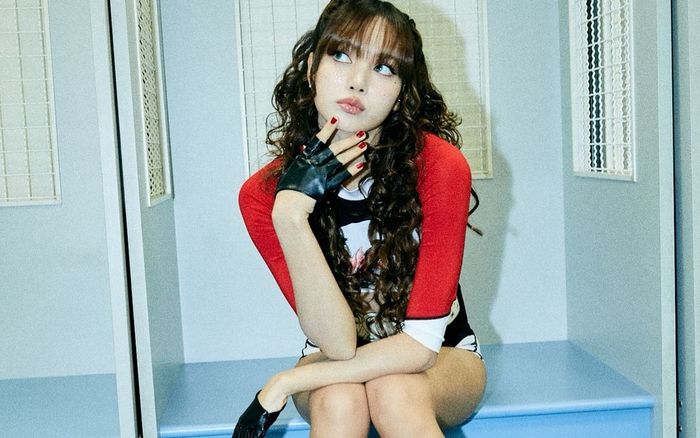 Hàng triệu người xem Lisa (Blackpink) tạo dáng đầy 'bốc lửa'