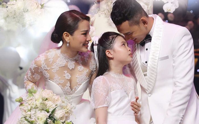Cách Lý Bình dạy con riêng Phương Trinh Jolie