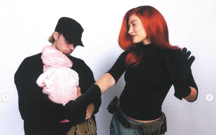 Justin Bieber 'hút' gần 5 triệu người với bộ ảnh gia đình ba người