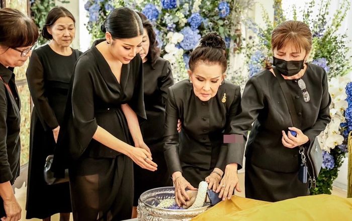 Nam danh ca nổi tiếng qua đời, nhiều nhân vật quyền lực tham dự lễ hỏa táng