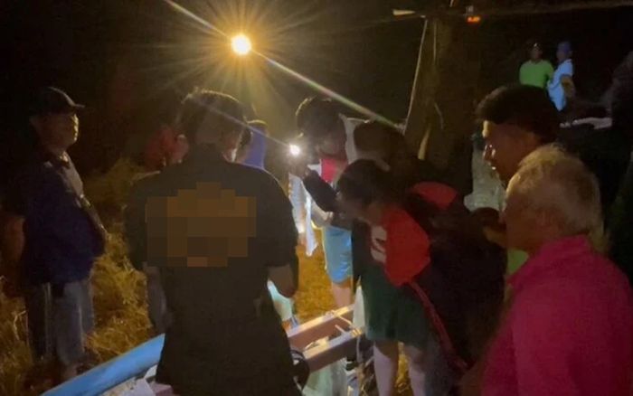 Hai vợ chồng đi lợp mái nhà bỗng mất tích, cha ruột gục ngã khi nhìn xuống cái giếng bên cạnh