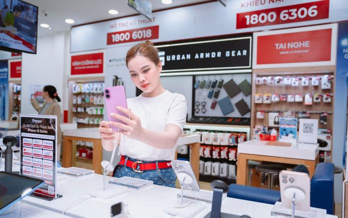 Giang Hồng Ngọc hút ánh nhìn với nguyên outfit hàng hiệu đi sắm iPhone mới