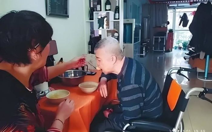 Ly hôn đã 20 năm nhưng người vợ vẫn có hành động khiến chồng ân hận