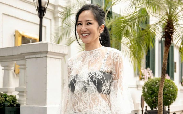 Diva Hồng Nhung gợi cảm với váy ren xuyên thấu, lộ bra táo bạo ở tuổi 54