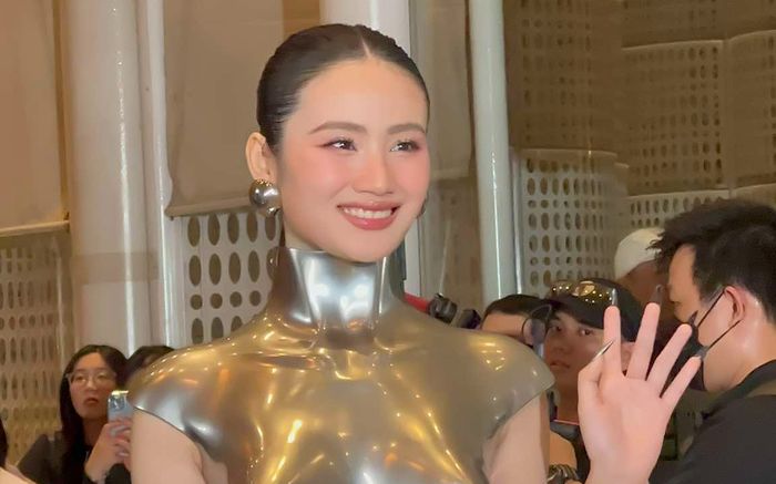 Hoa hậu Ý Nhi suýt bị té trên thảm đỏ