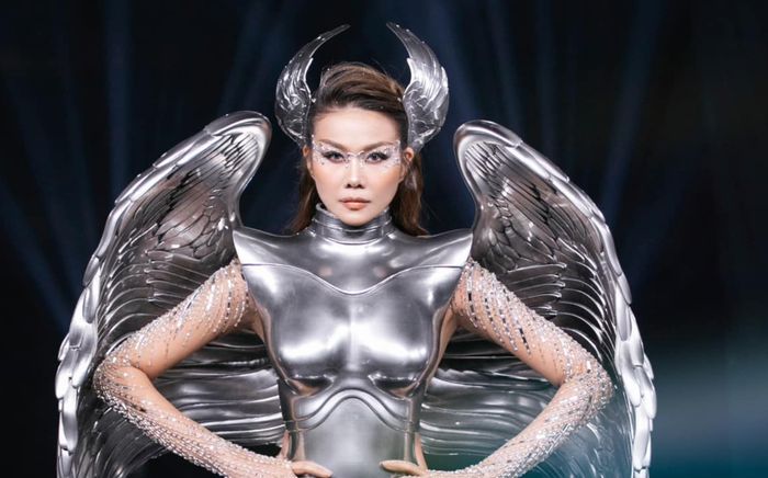 Bộ cánh nặng nhất sự nghiệp của 'đệ nhất vedette' Thanh Hằng