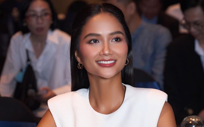 Clip H'Hen Niê xách váy công chúa, vội vã chạy bộ về nhà gây chú ý