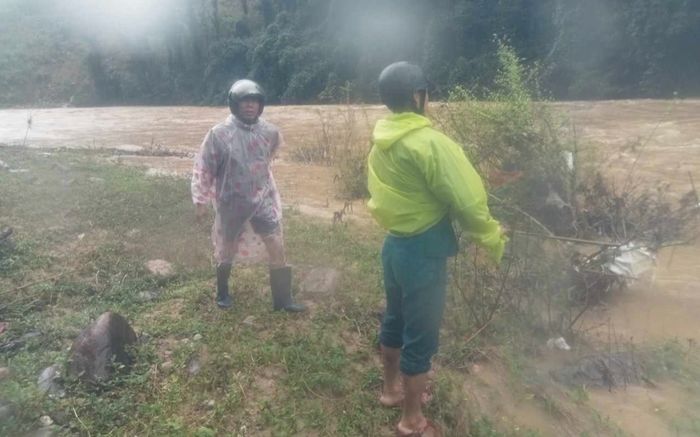 Mẹ xuống bếp, con gái 2 tuổi đã mất tích gần suối, gia đình nghèo nức nở tìm con