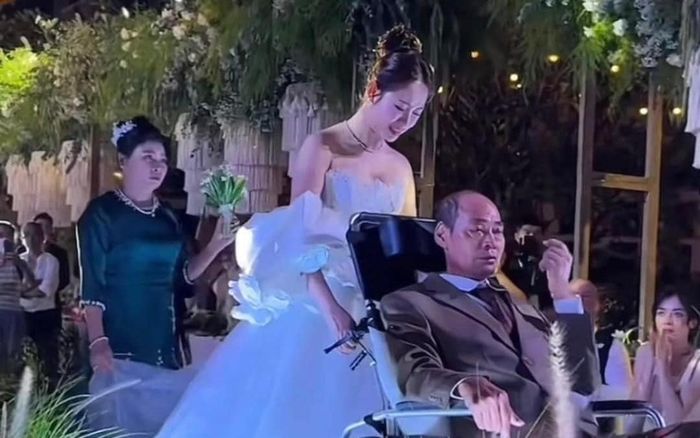 Xúc động khoảnh khắc Việt Phương Thoa bật khóc, đẩy xe lăn đưa bố bị ung thư vào lễ đường