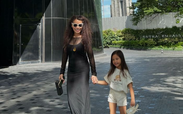 Mẹ Hồ Ngọc Hà mặc đồ xuyên thấu, vóc dáng U70 gây ấn tượng