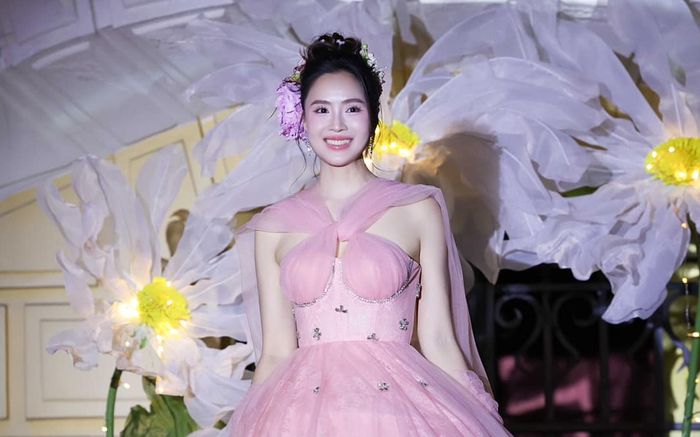 Hồng Diễm diện váy công chúa, nhan sắc khiến NSƯT Kim Oanh phải thốt lên một câu