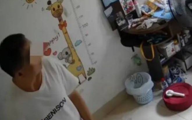 Không ai vào phòng ngủ nhưng đồ đạc luôn lộn xộn, cô gái bàng hoàng khi check camera giấu kín