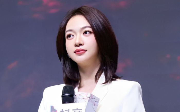 Ngô Cẩn Ngôn ôm bụng bầu vượt mặt xuất hiện cạnh chồng