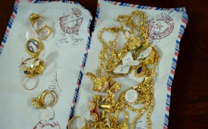 Đạo chích vứt cả lượng vàng vì nhầm là vàng giả