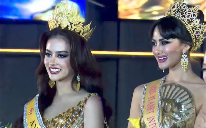 Hỗn loạn cảnh hoa hậu tố cuộc thi ngay trên sân khấu chung kết