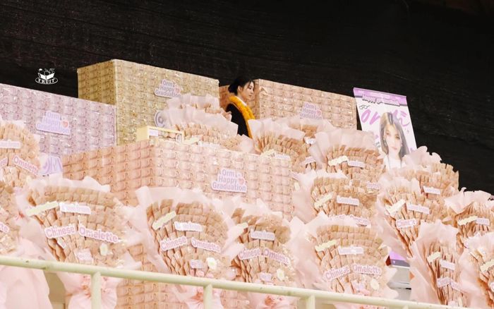 Cộng đồng mạng sốc nặng khi một nữ ca sĩ được tặng số tiền mặt khổng lồ, chất cao như ngọn núi