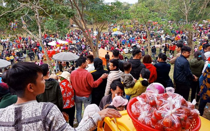 Chợ độc lạ chỉ có ở Thanh Hóa: Cứ Tết Nguyên đán nghìn người đổ về, ai cũng mong được 'choảng'