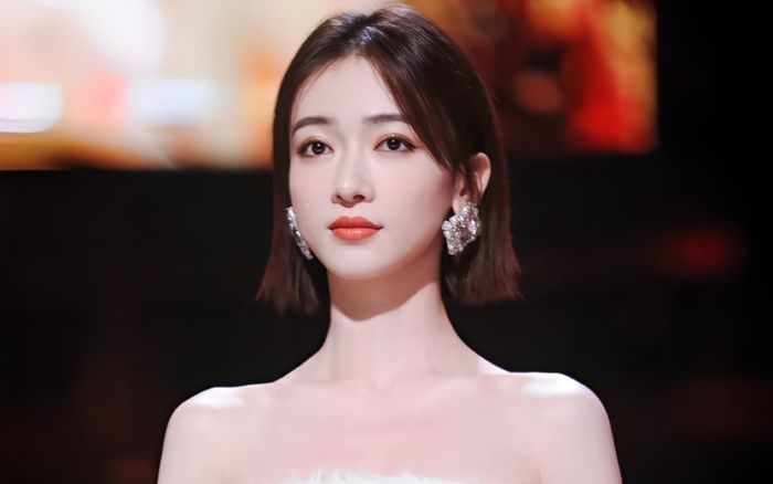 Cuộc sống bế tắc của Ngô Cẩn Ngôn: Bầu bí vẫn phải kiếm tiền nuôi chồng, bị nhà chồng quản thúc
