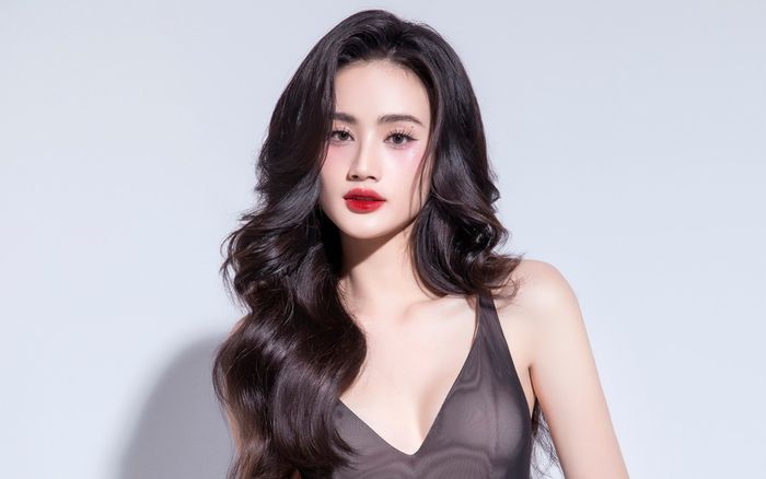 Hoa hậu Ý Nhi từ bỏ phong cách 'gái ngoan'