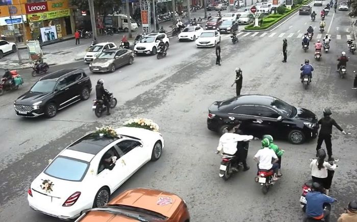 Nhóm người mặc đồ điều tiết giao thông cho đoàn xe đám cưới đi qua ở Thanh Hoá, công an vào cuộc xác minh