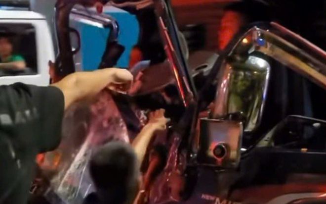 2 vợ chồng đang đi bỗng tông mạnh vào container, thót tim cảnh tượng sau đó