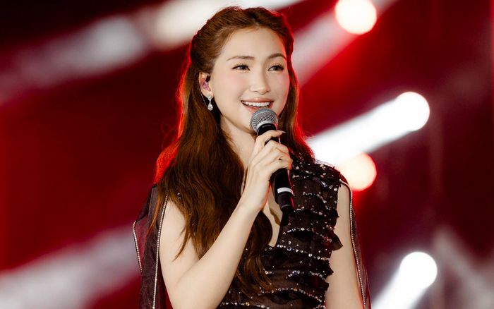 Hòa Minzy đăng clip xin lỗi khán giả