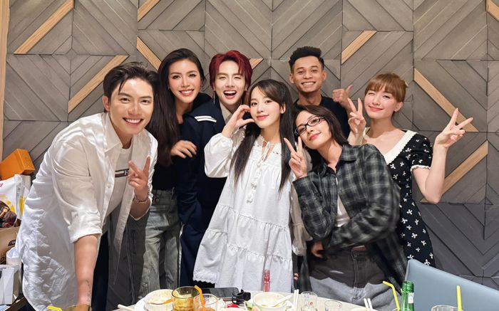 Puka vác bụng bầu đi ăn tiệc, Hoà Minzy gây tò mò với một chi tiết lạ lẫm