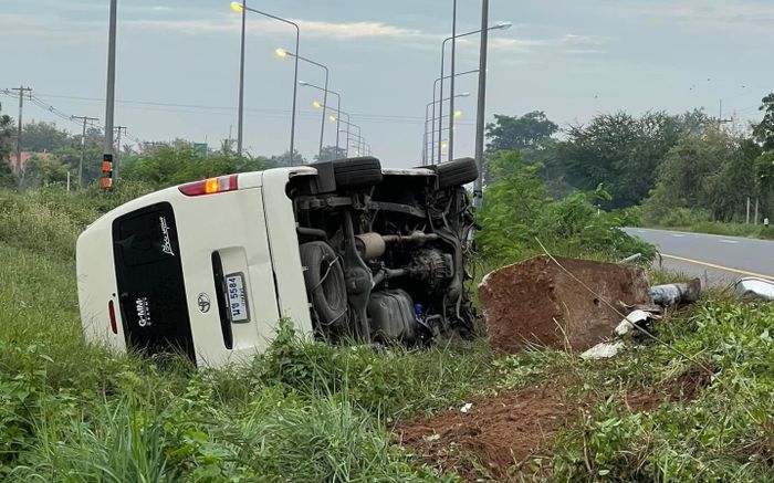 Xe chở nữ ca sĩ nổi tiếng gặp tai nạn giữa đường, nhiều người bị thương