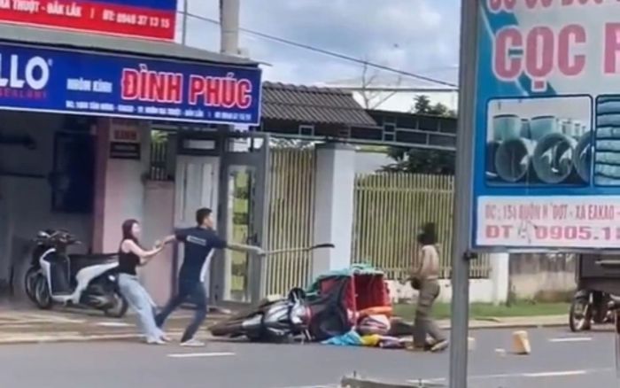 Nguyên nhân bất ngờ vụ nữ shipper bị khách hàng tấn công, dùng rựa đe dọa giữa phố
