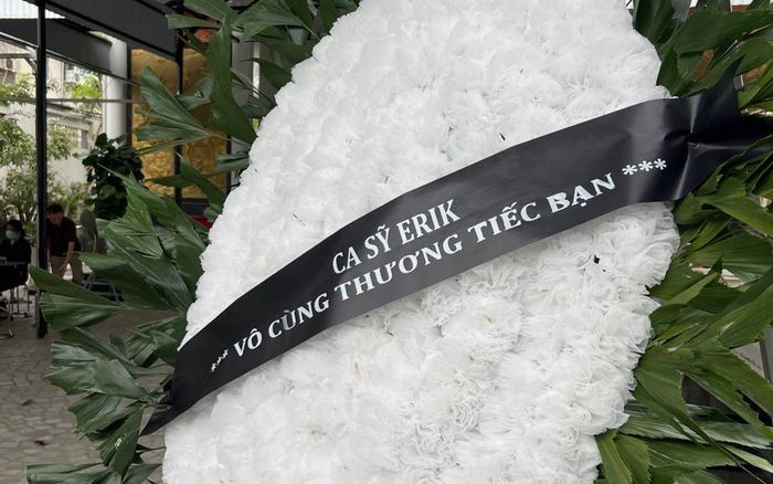 Cô gái bị nhóm quái xế đâm tử vong: Ca sĩ Erik gửi vòng hoa viếng bạn thân