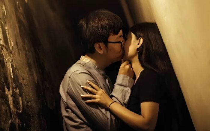 Lén theo dõi, cô gái gục ngã khi thấy cảnh chồng hẹn hò với một người thân trong gia đình