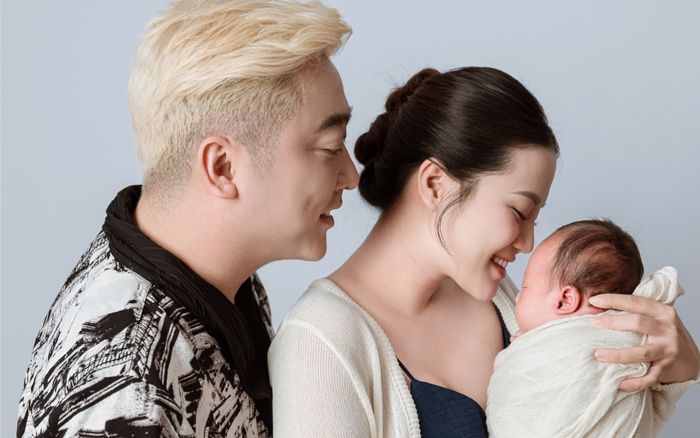 Nam ca sĩ 'Thu cuối' mừng đầy tháng con trai