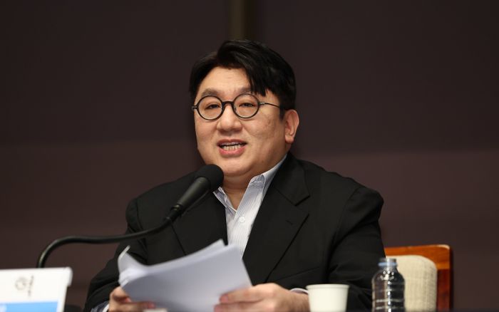 Lợi nhuận HYBE sa sút giữa ồn ào, ai sẽ là 'phao cứu sinh' cho tập đoàn?