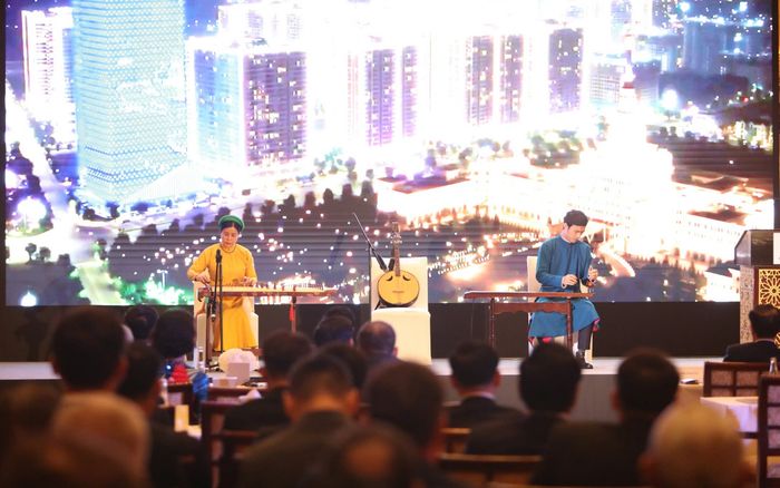 Giảng viên Trường ĐH FPT biểu diễn nhạc cụ truyền thống trong chuyến thăm của Thủ tướng đến UAE