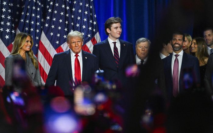 Gia đình ông Donald Trump xuất hiện sau bầu cử, cậu con trai tiếp tục 'gây sốt'