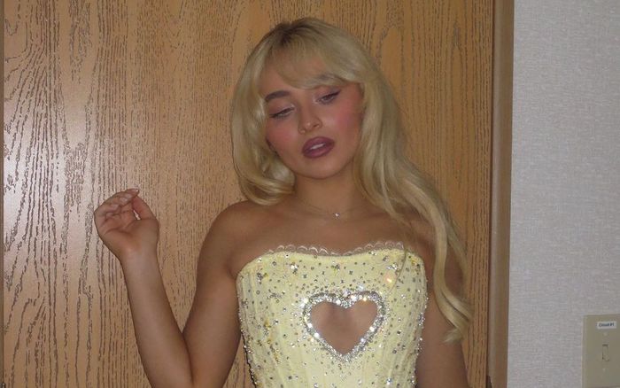 Bí quyết trang điểm cháy nắng của Sabrina Carpenter 'bùng nổ'