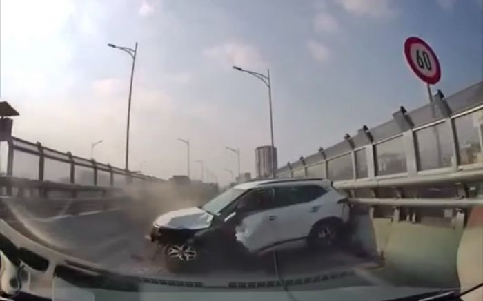 Khoảnh khắc xe ô tô mất lái đâm mạnh vào dải phân cách, vành đai 2 Hà Nội ùn tắc