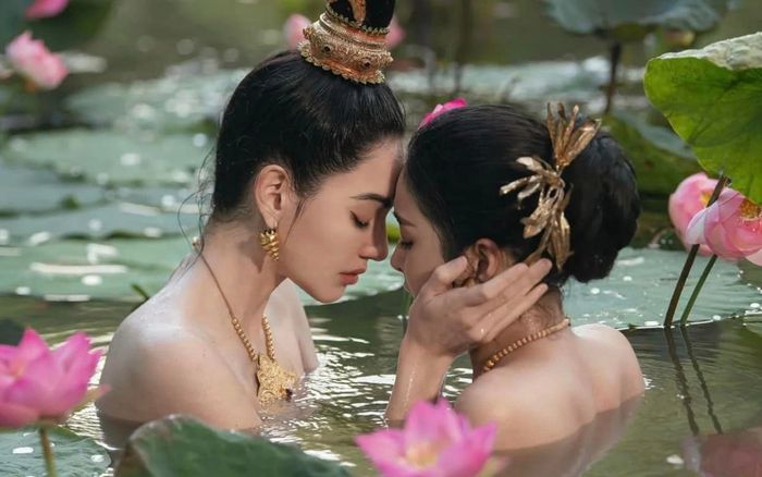 Hai nữ diễn viên gây sốc khi khóa môi say đắm trong phim 18+ hot nhất hiện tại