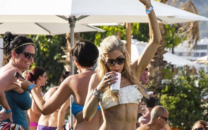 Nữ người mẫu công khai lối sống phóng túng, 'yêu' 50 người trước khi có chồng đại gia