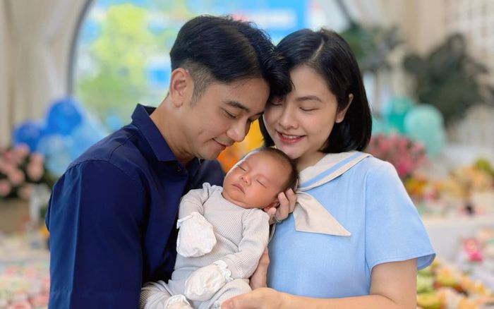 Vân Trang khoe cận mặt nhóc tỳ thứ 4