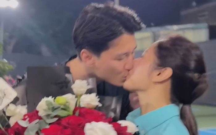 Nối gót Gil Lê và Xoài Non, một cặp đôi Vbiz công khai 'khoá môi' ngay trên sân pickleball