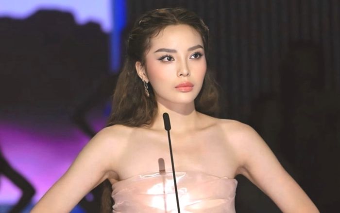 Hoa hậu Kỳ Duyên bị mất trang phục dân tộc